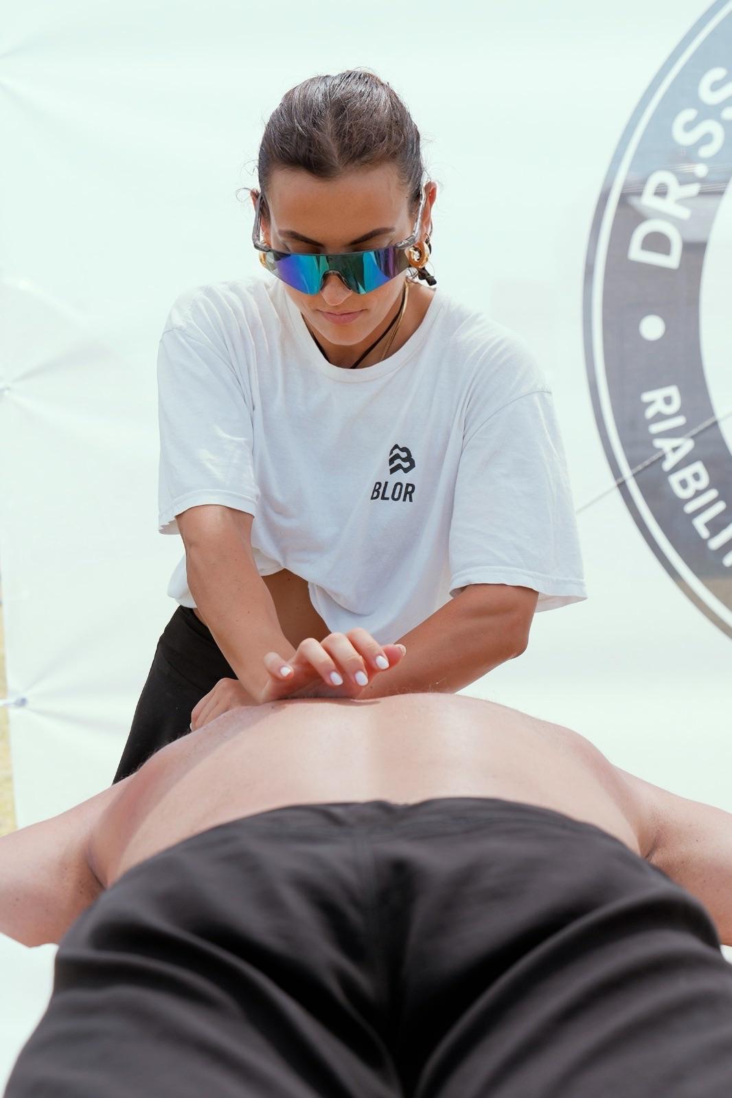 La fisioterapista Giusy Protopapa durante un trattamento di terapia manuale alla schiena